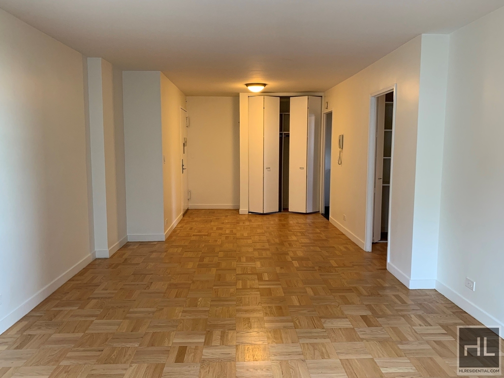 East 49 Street - Photo 1