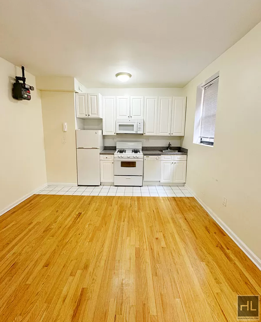West 45 Street - Photo 4