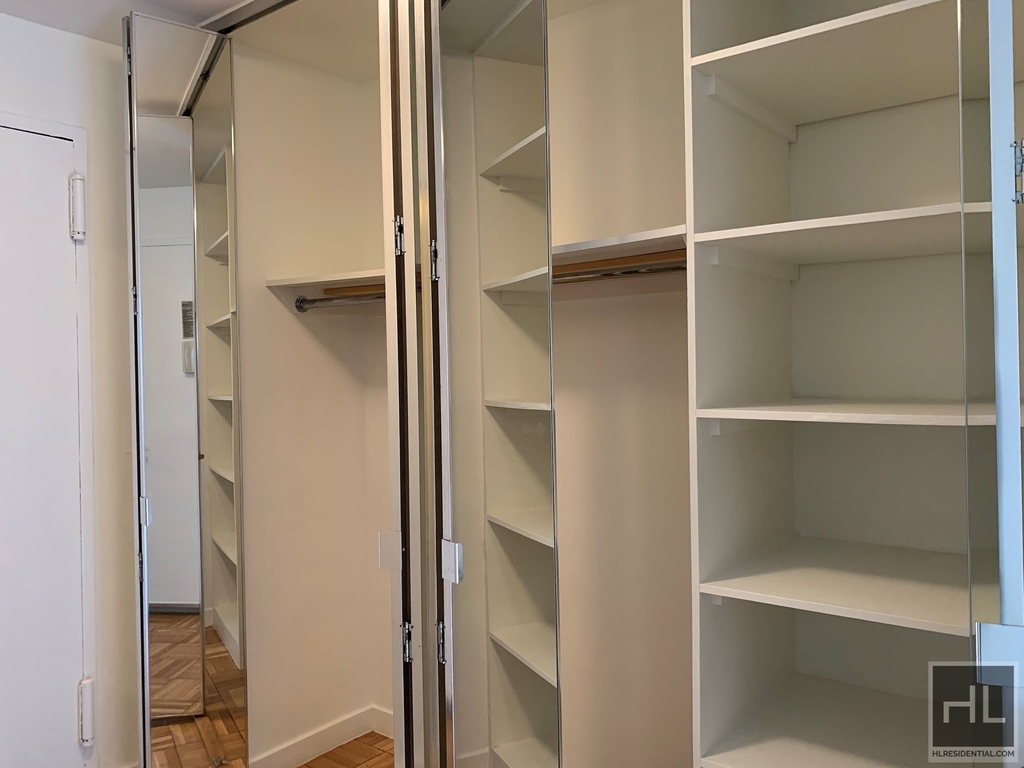 East 49 Street - Photo 4