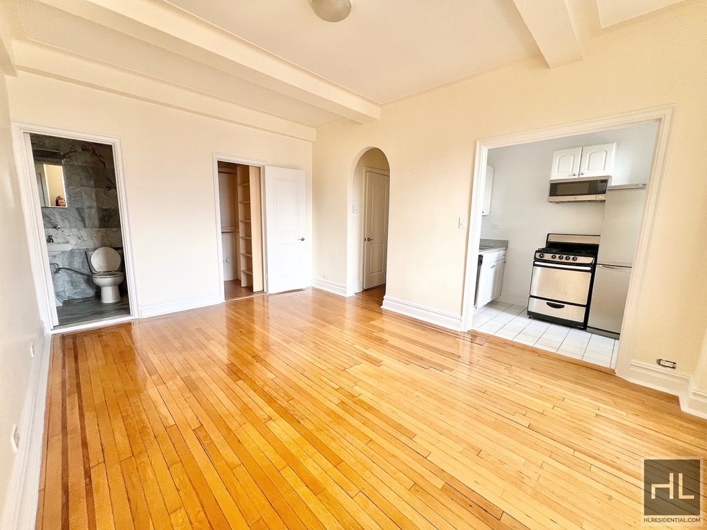 Second Avenue - Photo 2