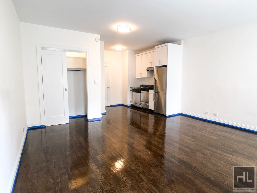 East 65 Street - Photo 3