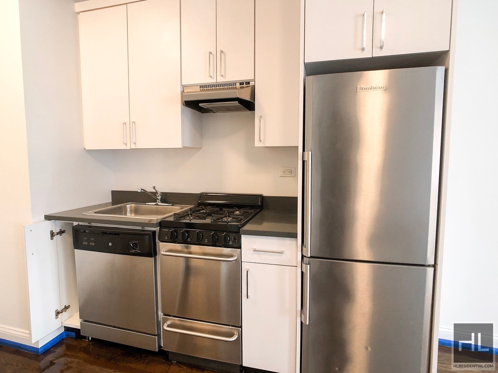 East 65 Street - Photo 2