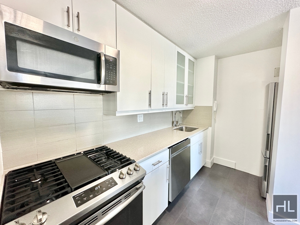 Second Avenue - Photo 1
