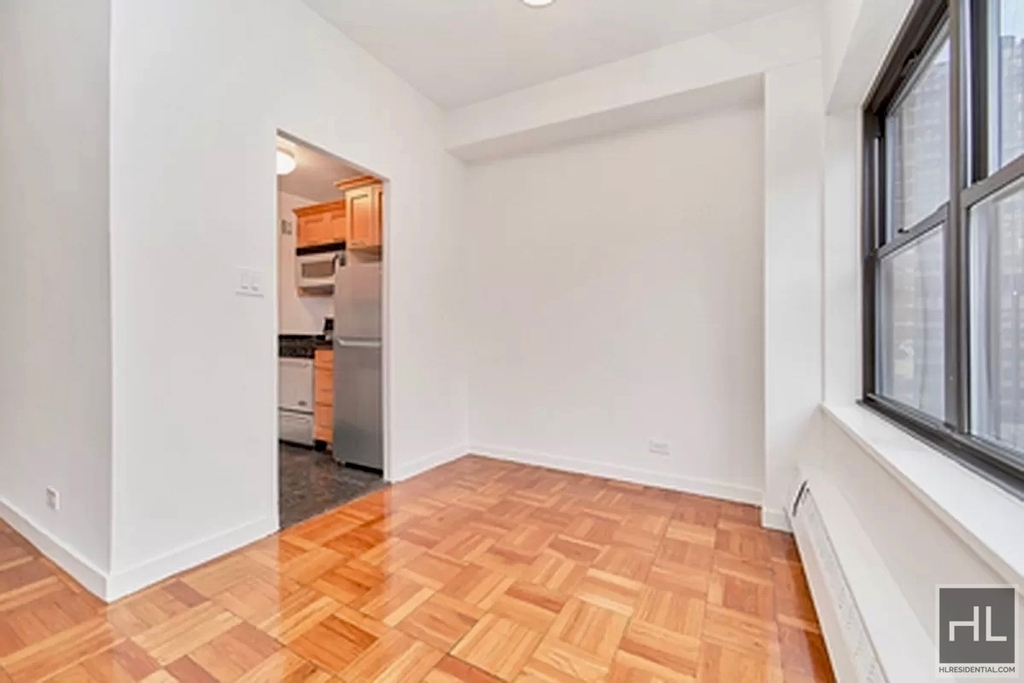 East 55 Street - Photo 0
