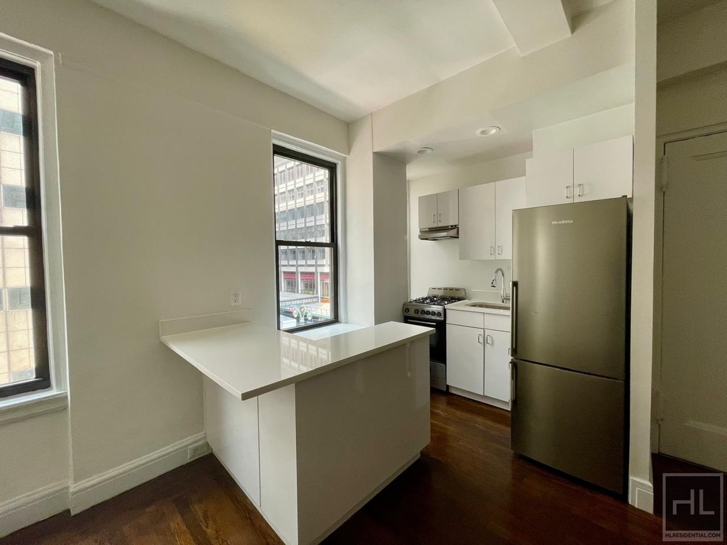 East 46 Street - Photo 2