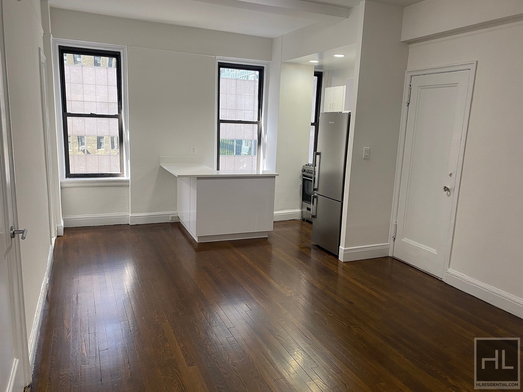 East 46 Street - Photo 1