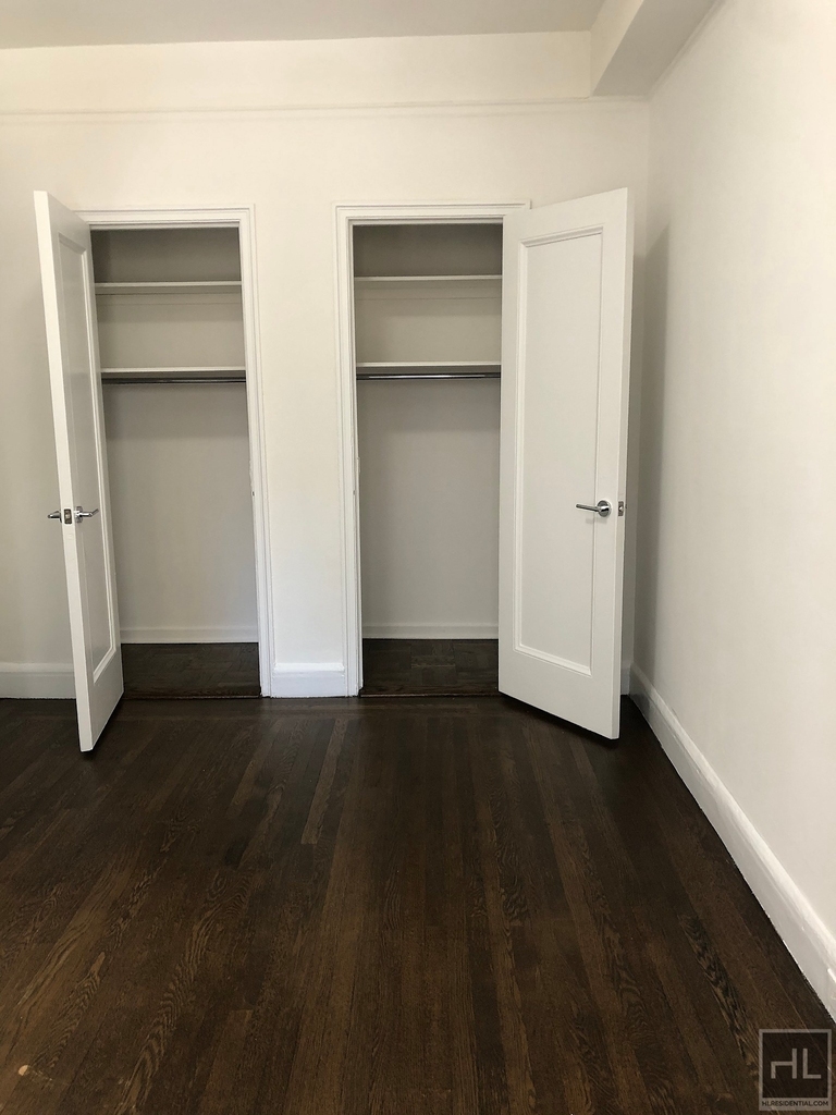 East 46 Street - Photo 1