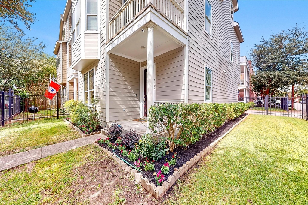 2104 State Street - Photo 4