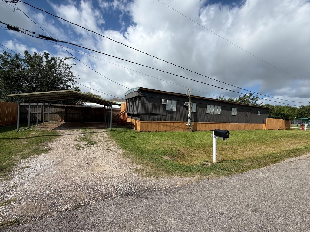 403 Avenue E - Photo 0
