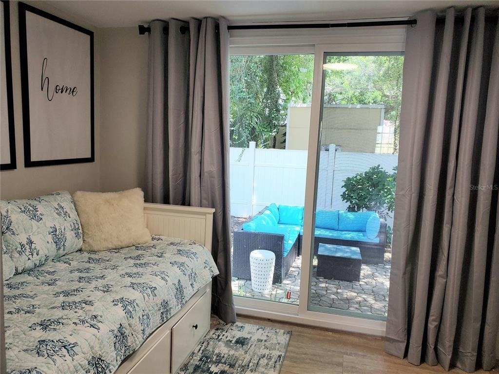 410 N Oleander Avenue - Photo 10