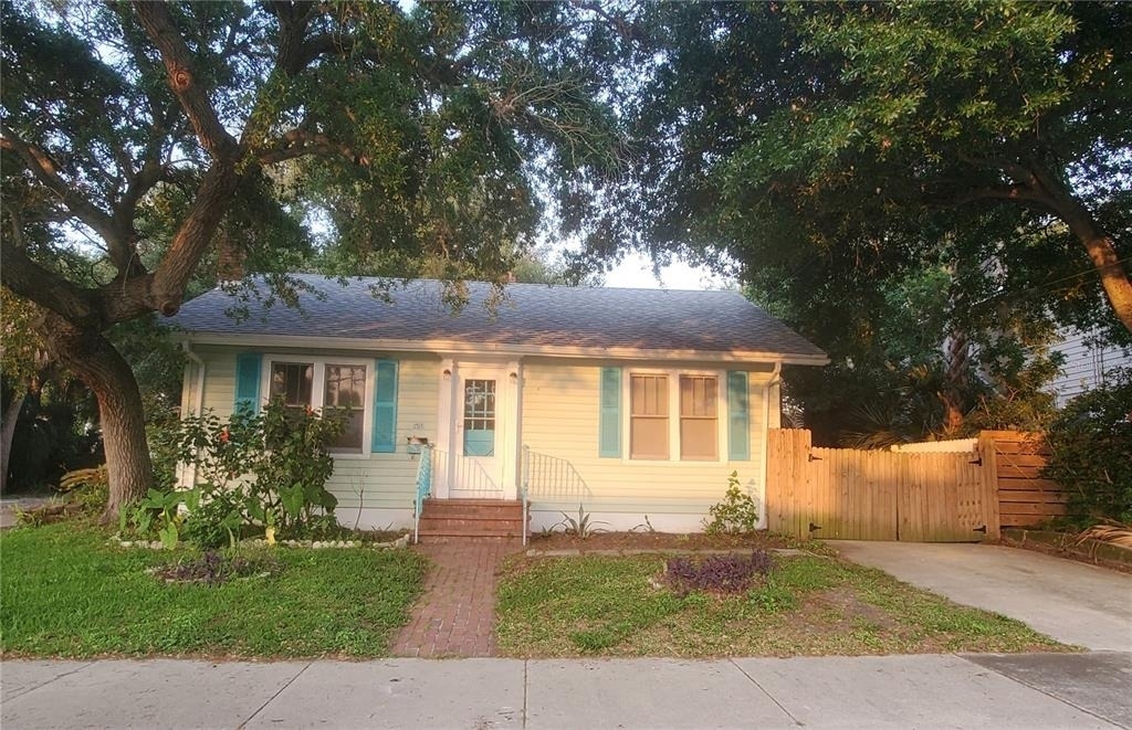 410 N Oleander Avenue - Photo 0