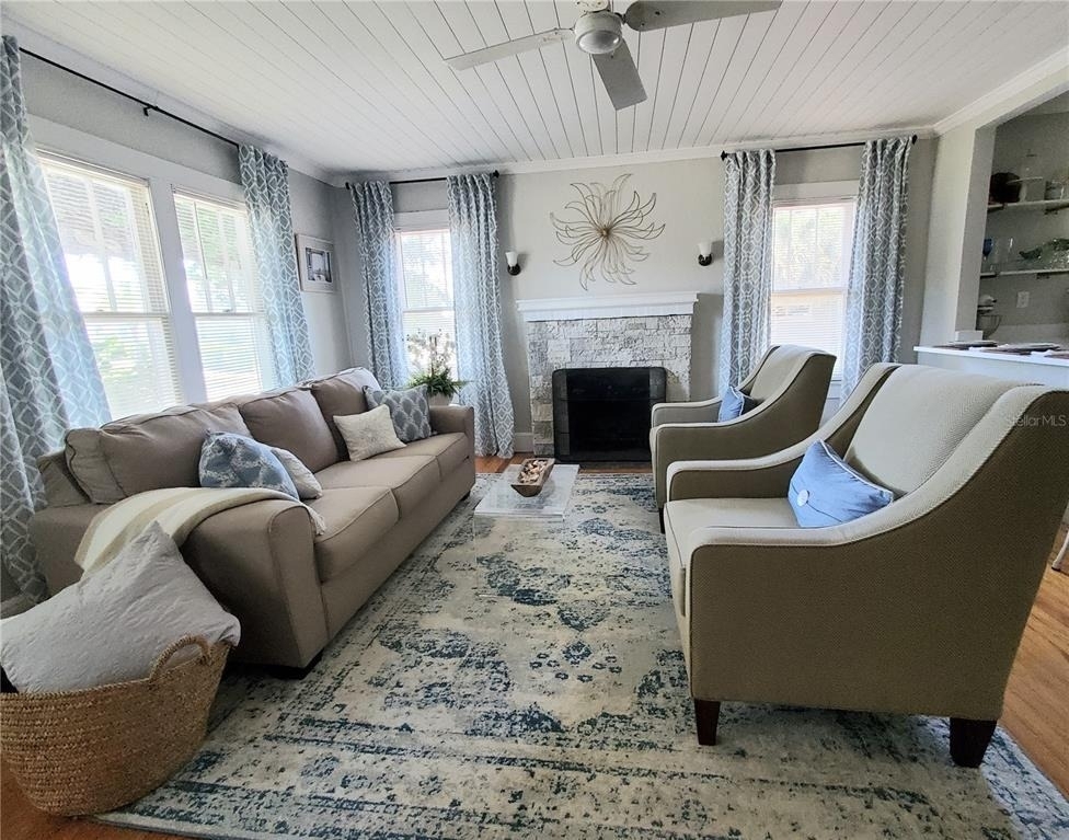 410 N Oleander Avenue - Photo 2