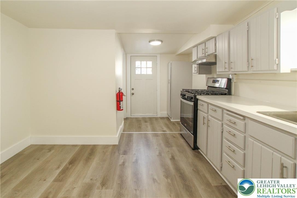 330 Walnut Street - Photo 3