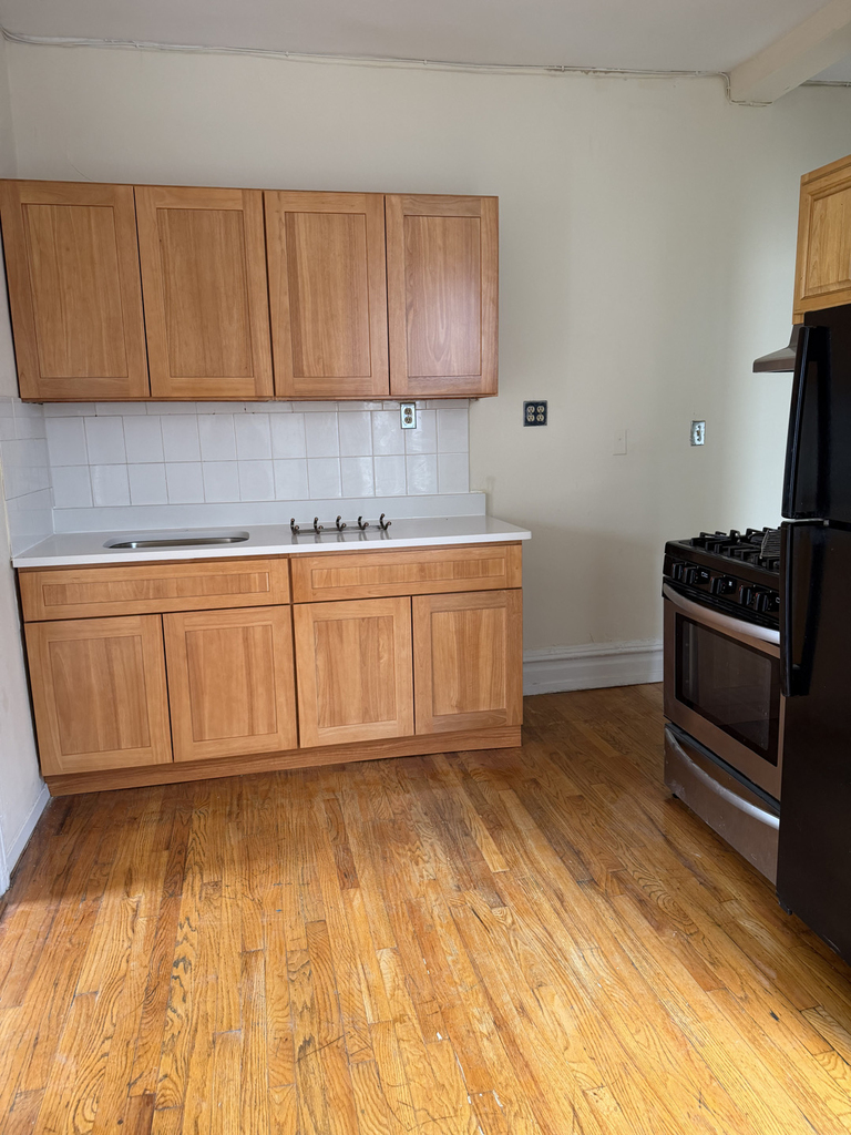 24-35 Steinway Street - Photo 1