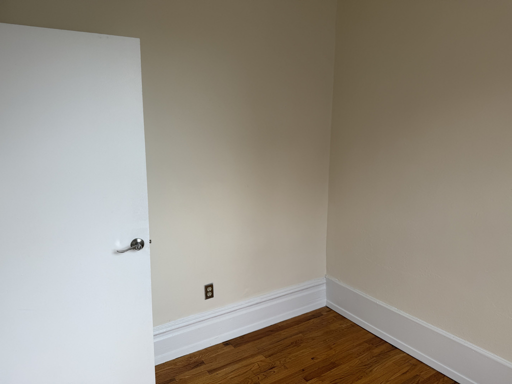 24-35 Steinway Street - Photo 11