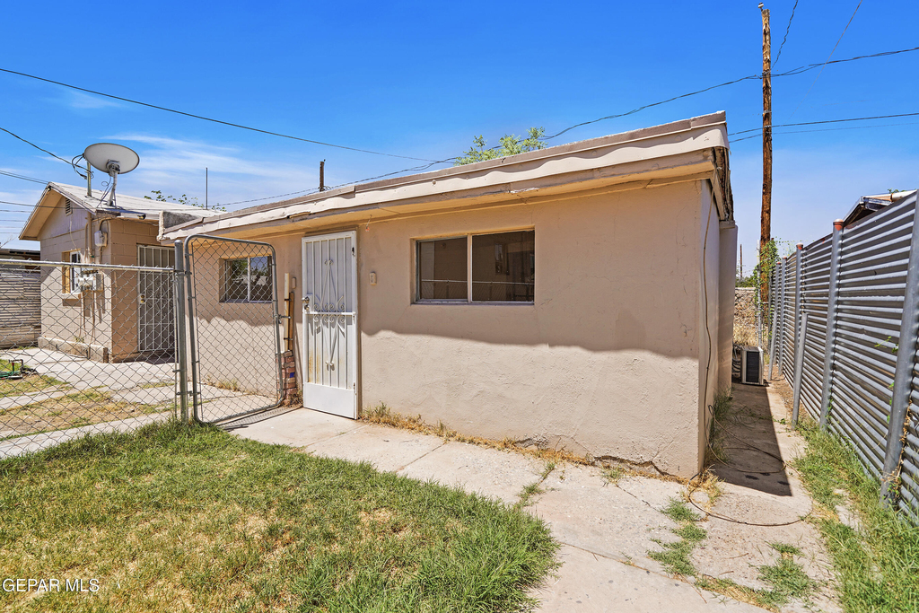 209 N Seville Drive - Photo 0