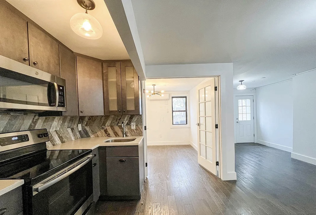 1114 Halsey Street - Photo 2