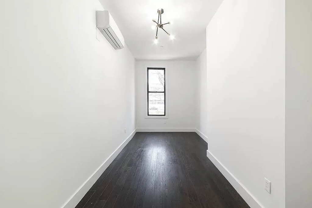 1114 Halsey Street - Photo 2