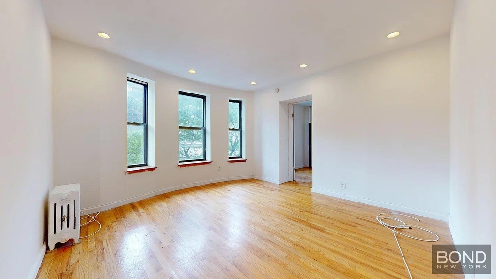 Second Avenue - Photo 0