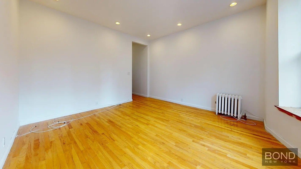 Second Avenue - Photo 2