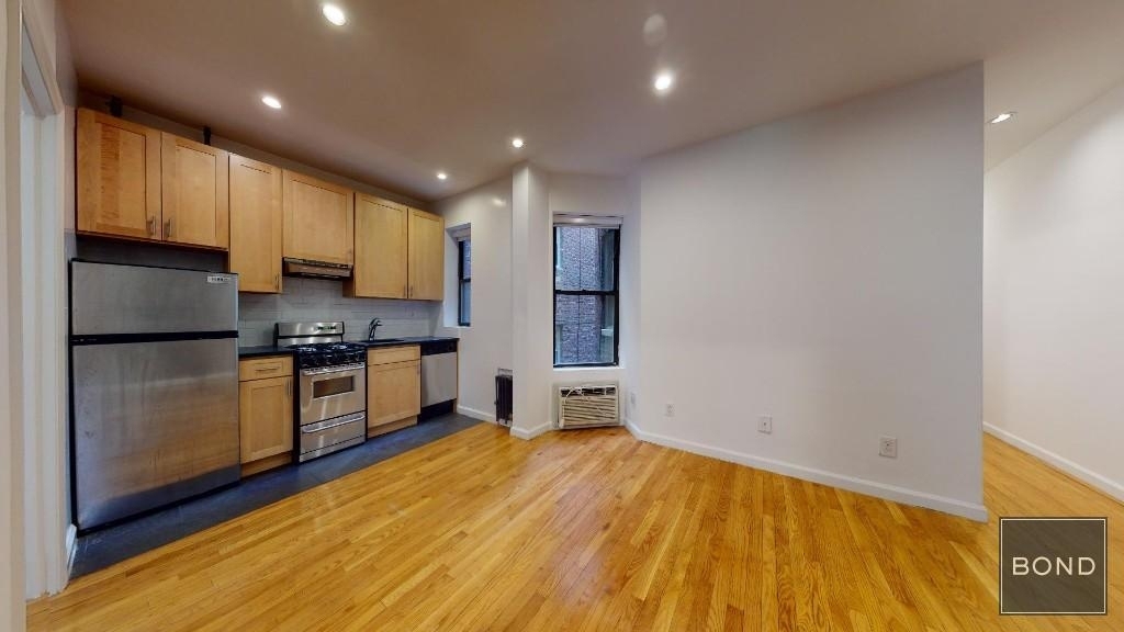 East 65 Street - Photo 2