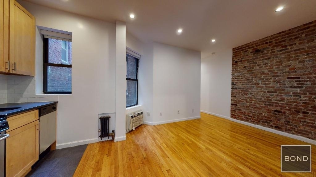 East 65 Street - Photo 3