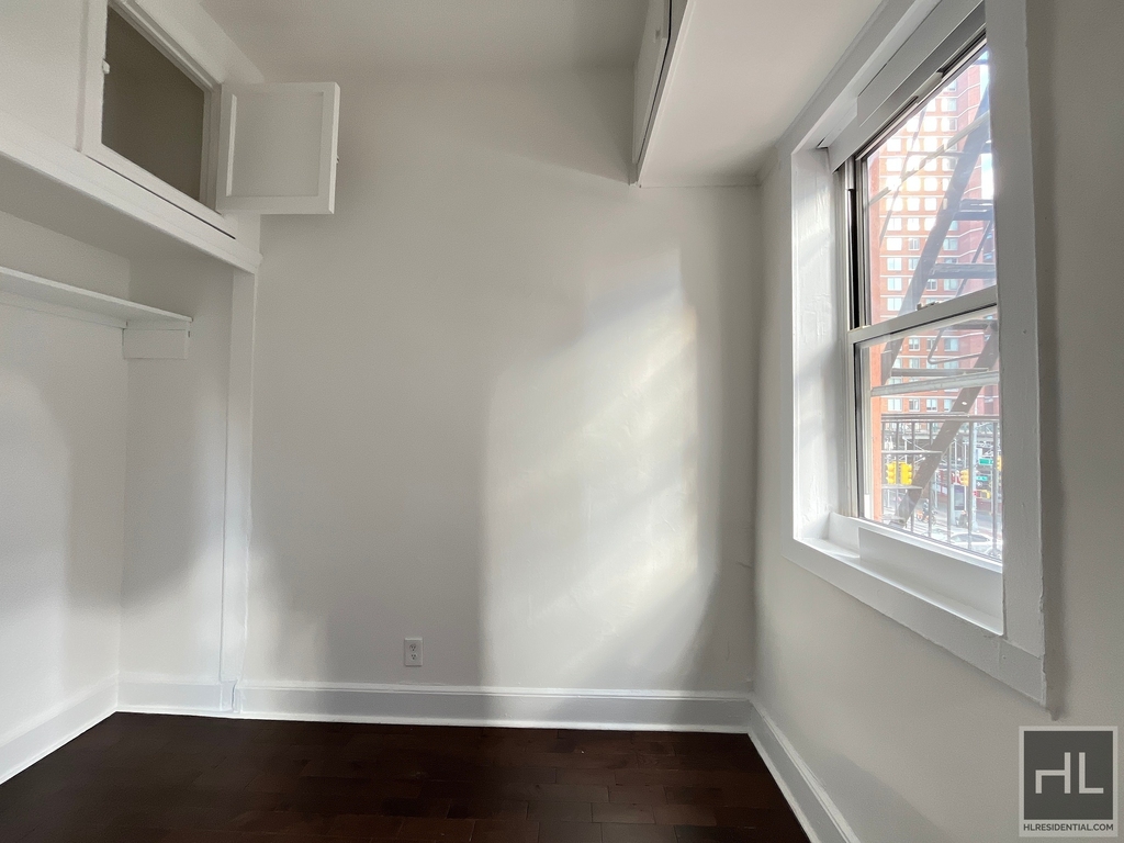 Second Avenue - Photo 3
