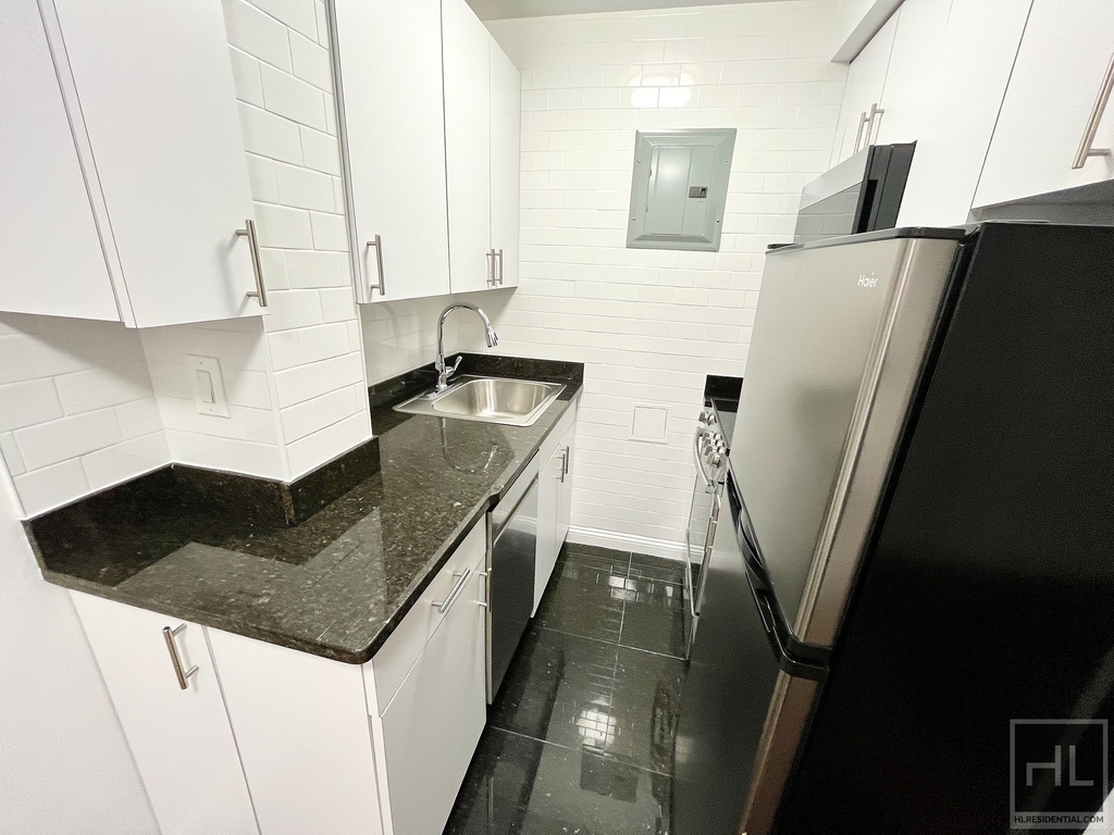 West 55 Street - Photo 4
