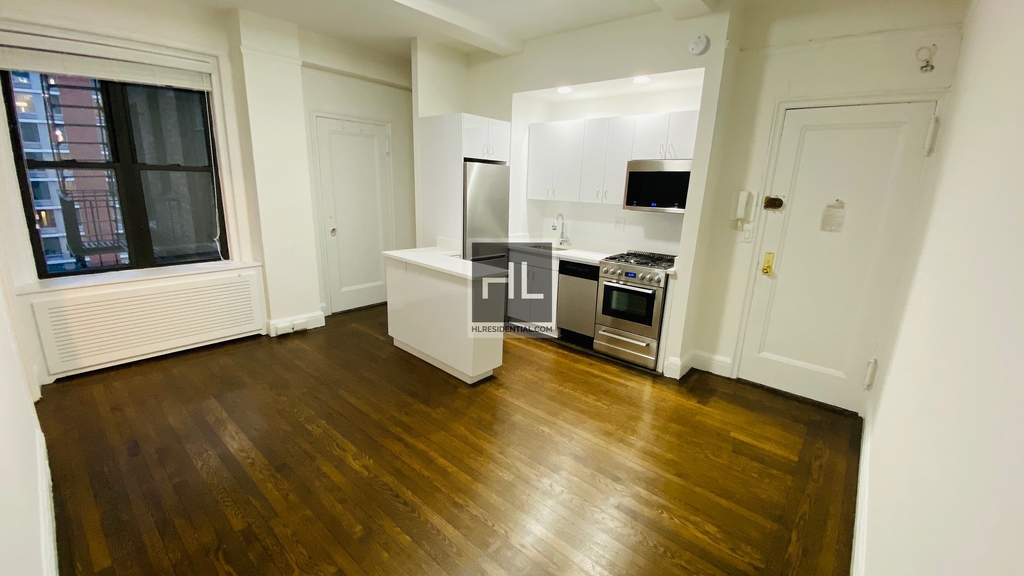 East 46 Street - Photo 2