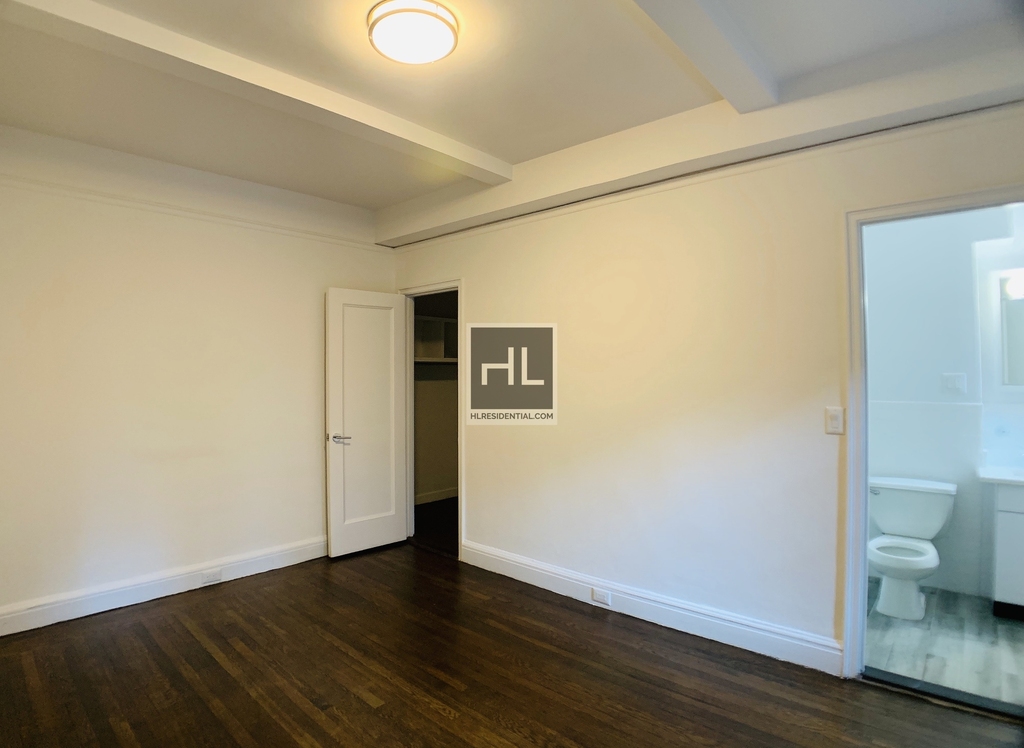 East 46 Street - Photo 5