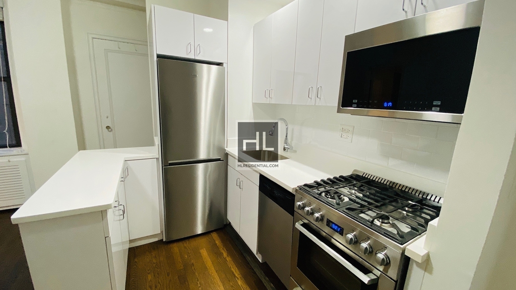 East 46 Street - Photo 3