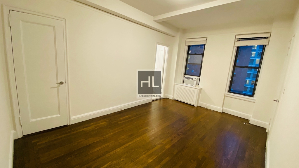East 46 Street - Photo 4