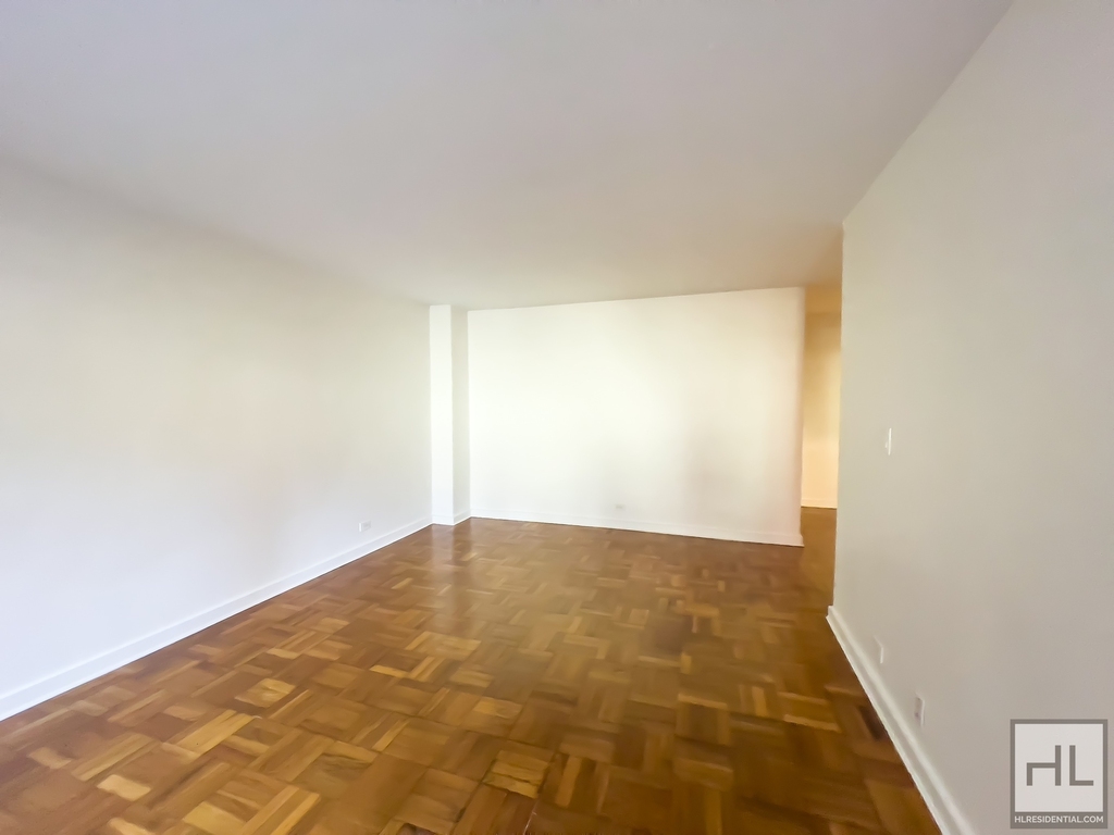 East 55 Street - Photo 1