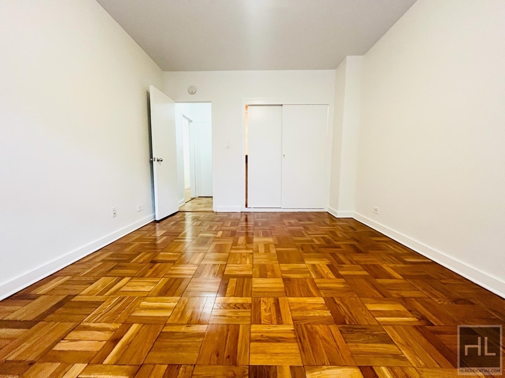 East 55 Street - Photo 4