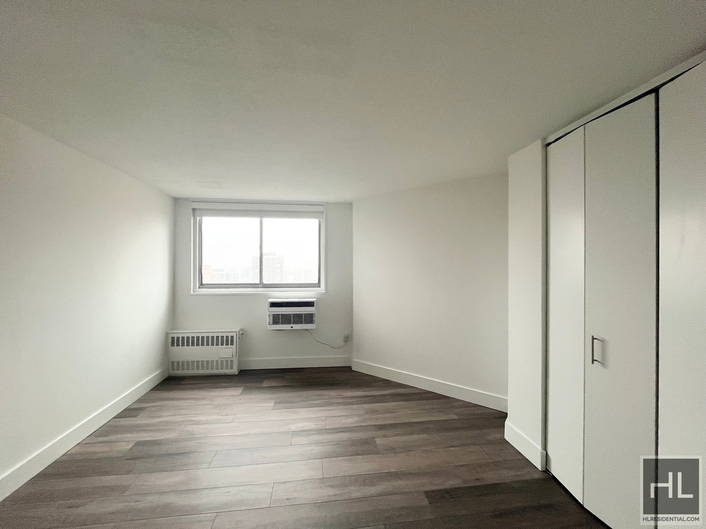 Second Avenue - Photo 1