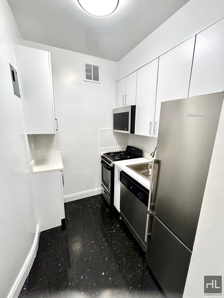East 74 Street - Photo 4