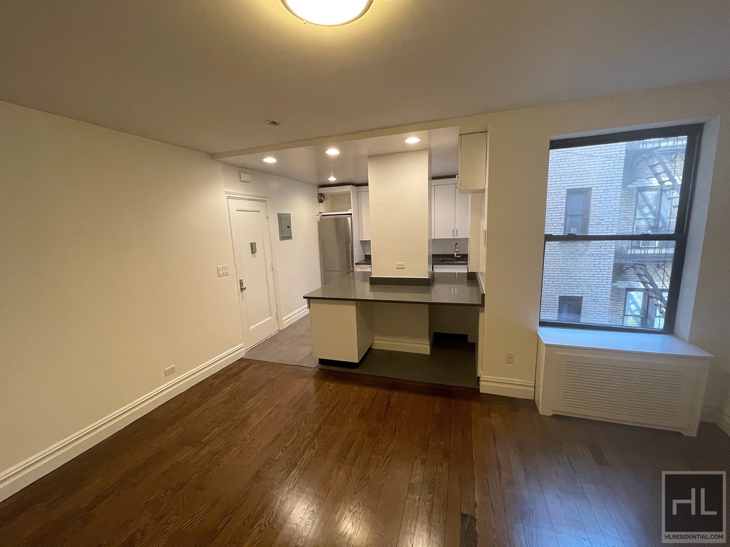 West 12 Street - Photo 3