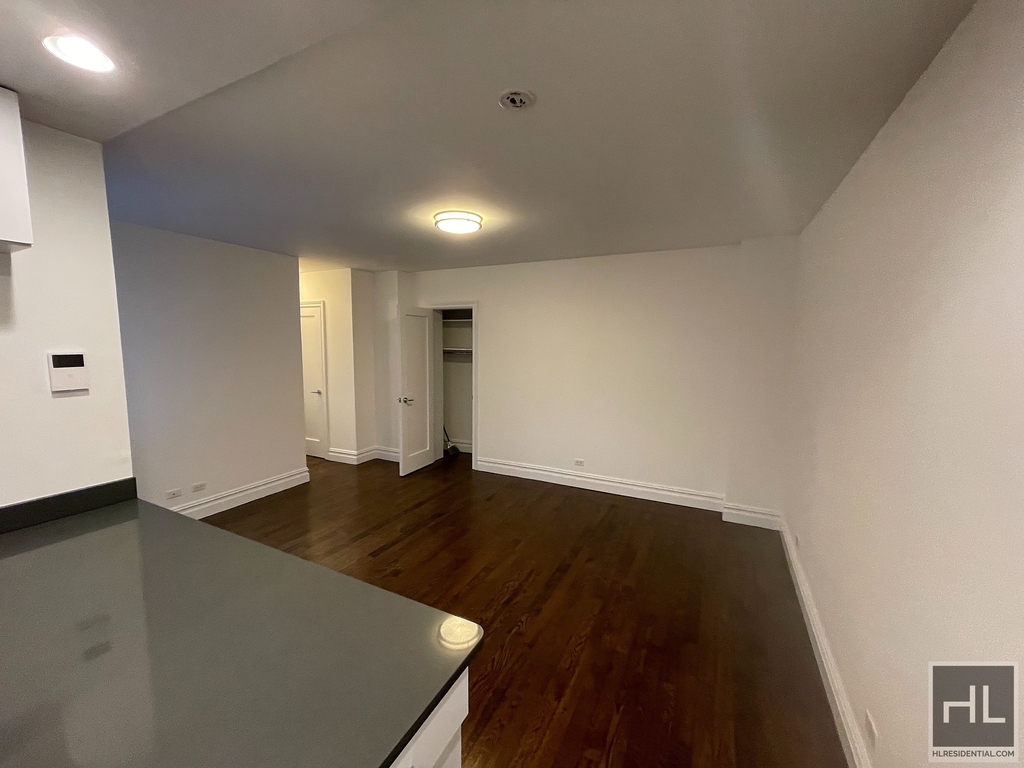 West 12 Street - Photo 4