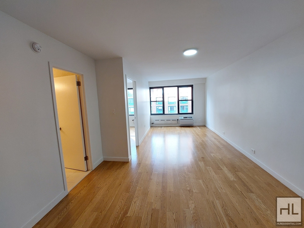 Fourth Avenue - Photo 1