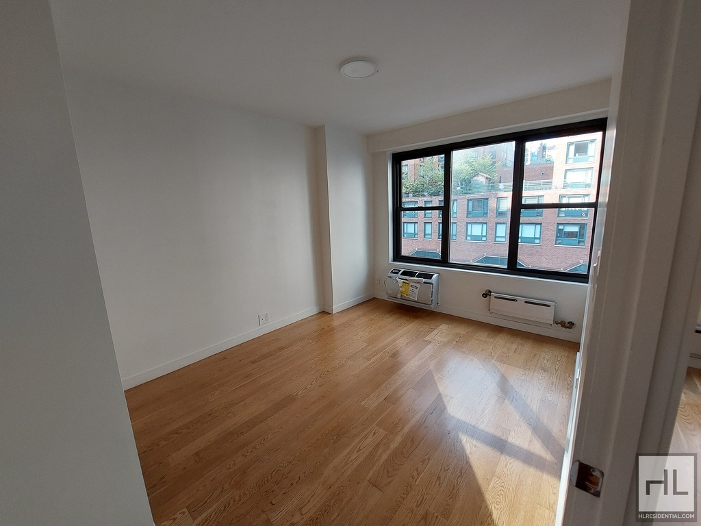 Fourth Avenue - Photo 2