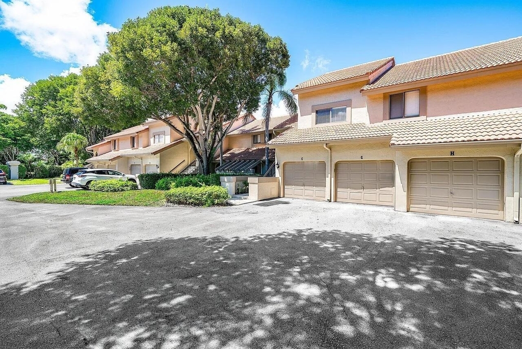 5520 Coach House Circle - Photo 1