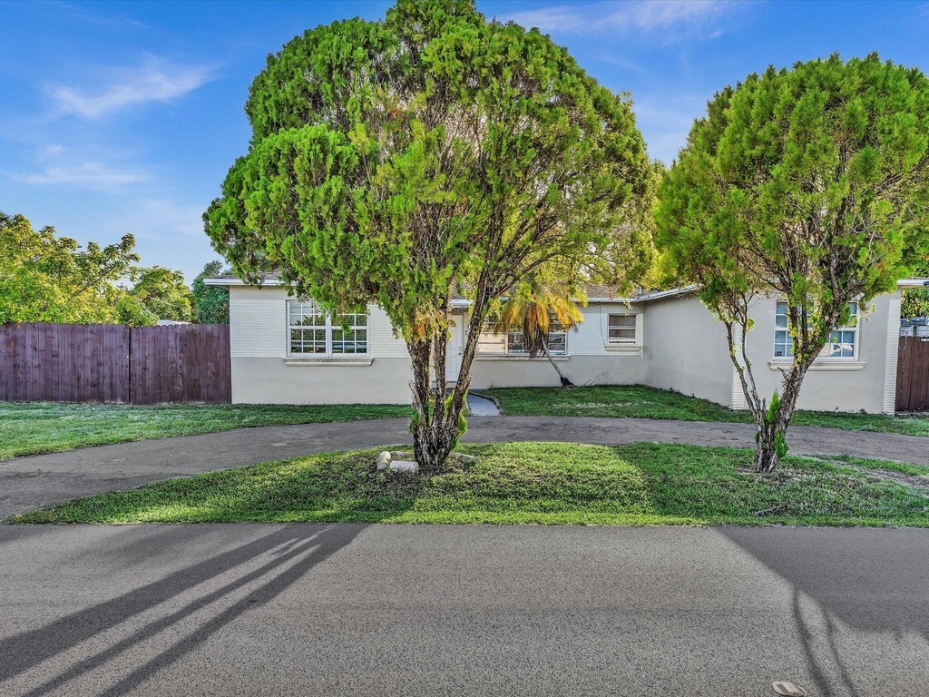 700 Sw 5th Court - Photo 1
