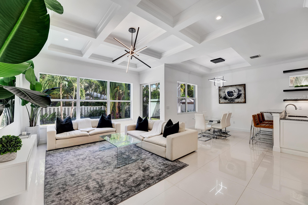500 Ne Wavecrest Way - Photo 0