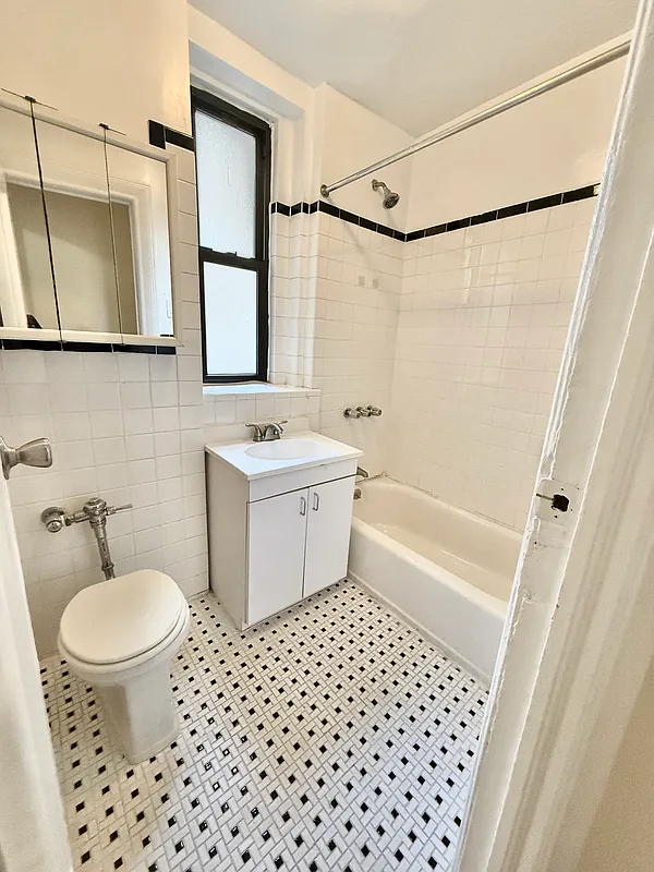 Seaman Avenue - Photo 4