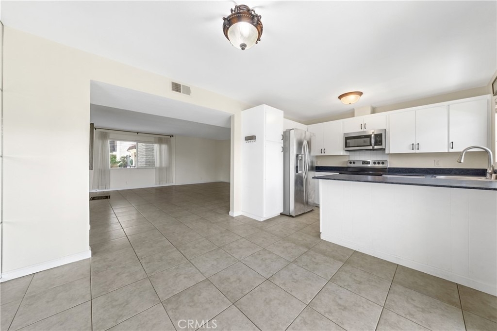 806 E 4th - Photo 7