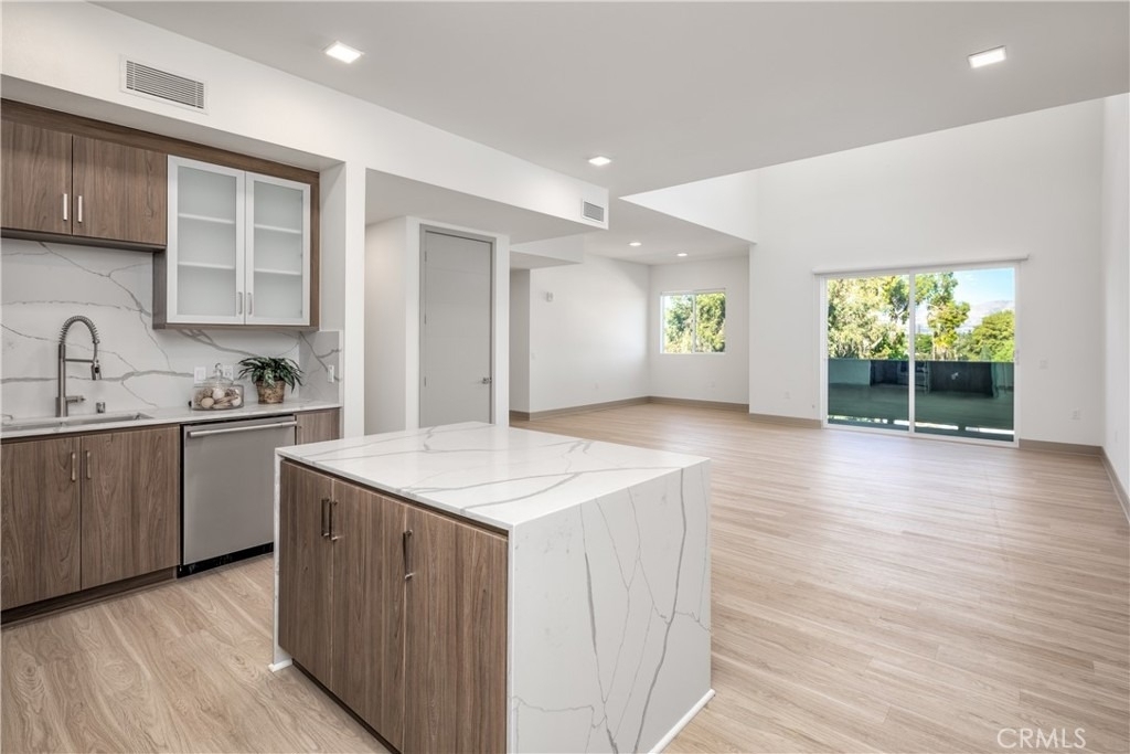 6800 Variel Avenue - Photo 2