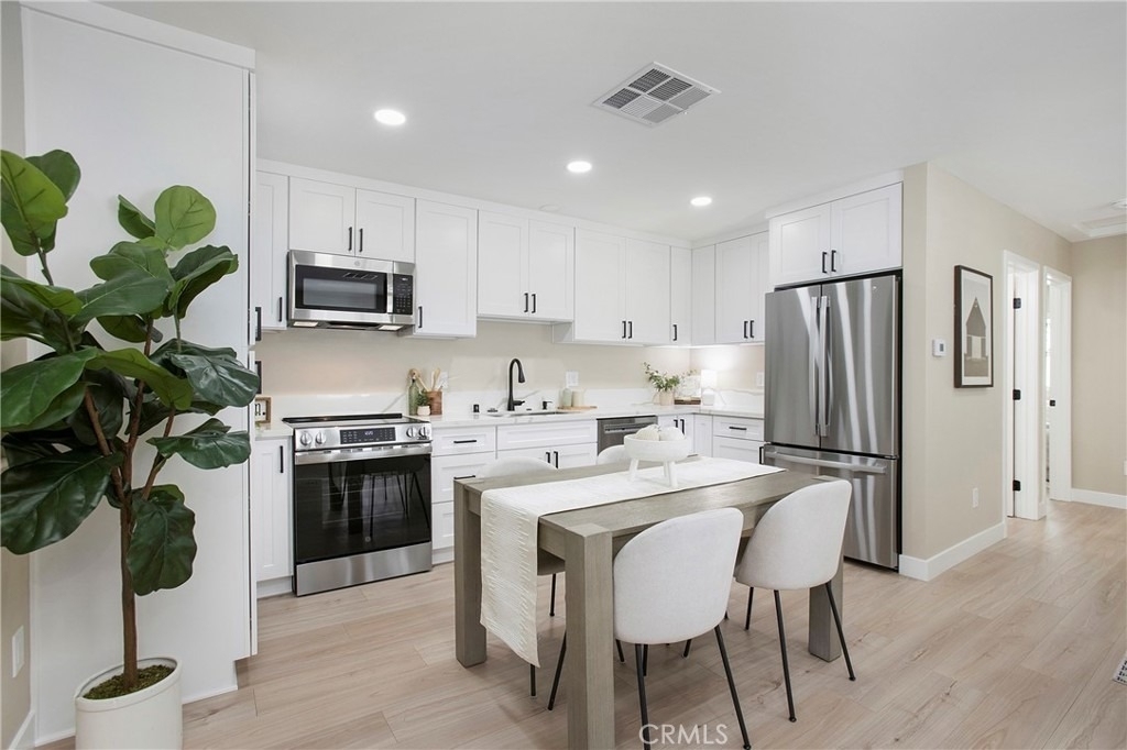 708 E Elm - Photo 1