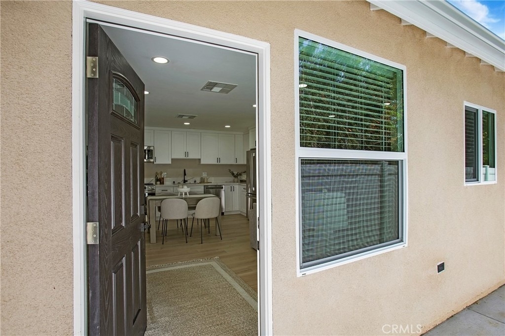 708 E Elm - Photo 11
