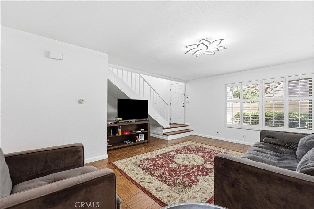 104 Oval - Photo 2