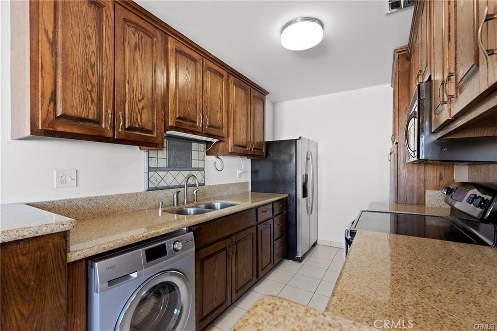5400 Newcastle - Photo 8